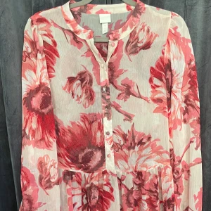 Blommig klänning  - Superfin!! Chiffongklänning storlek M men stor i storleken. Använd en gång bara, superfint skick!