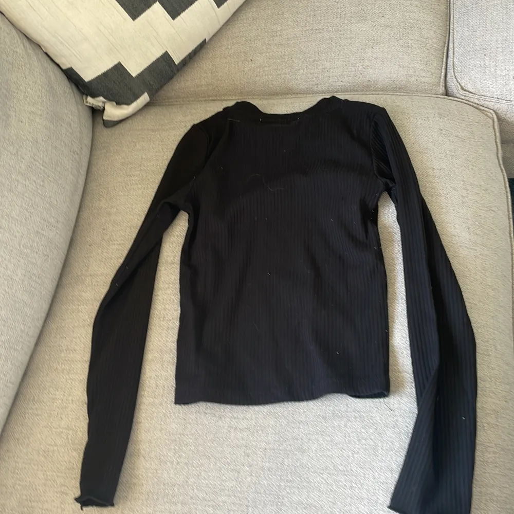 En svart ribbad långärmad tröja köpt från kidsbrandstore med märket är garcia. Jätte fint och bra skick i storlek 140/146❤️.. T-shirts.