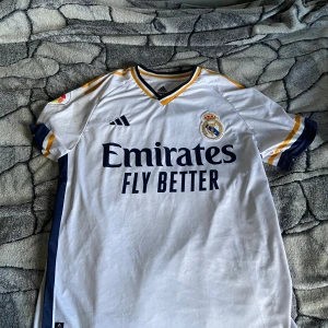 Real Madrid hemmatröja - Real Madrid hemmatröja, Vini JR på ryggen. Storlek M men passar S också.
