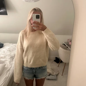 Stickad tröja - Säljer denna fina och sköna stickade tröja pga att jag har flera liknande. Den är offwhite i färgen och perfekt nu till sommaren. Inga defekter. Köparen står för frakten🩷🩷