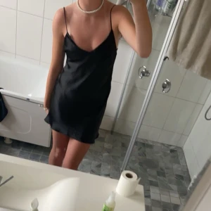 Klänning  - Äskandet denna silkes klänning från zara, säljs inte längre❤️säljer ändrat vid bra pris 