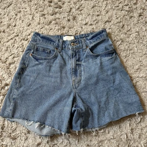 Jeansshorts H&M  - Säljer dessa shorts aldrig använt, strl 36!!🤩🤩