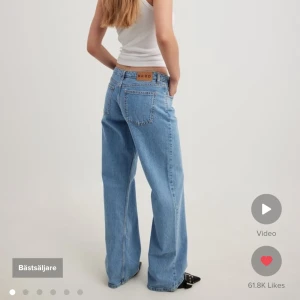 Jeans Na-kd  - Säljer dessa populära jeansen från nakd. De är i bra skick och passar på mig som vanligtvis bär storlek 36. Skriv privat vid frågor eller mått💗Nypris 809kr, slutsålda på hemsidan! Priset kan diskuteras✨