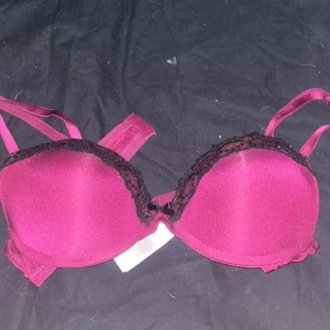 Bh - Jätte gullig bh med rosett, säljer då den tyvärr är för liten!❤️den har push up, pris kan diskuteras 