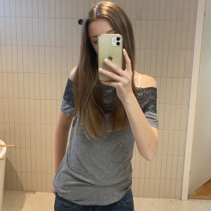 Spetts topp - Grå offshoulder spettstopp i fint skick,  strl m men passar mig som ofta har xs💗