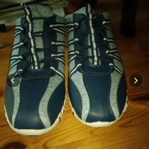 Slip in sko stl 38/39 - Helt nya och oanvända slip in sko blå och vit.stl 38/39.
