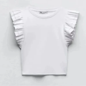 Vit volangtopp - En vit volangtopp bra skick, storlek s. Skriv om ni har funderingar💘💕