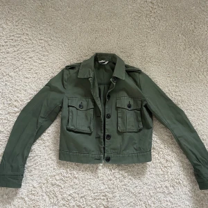 Grön jacka  - Fin grön jacka som passar på våren och sommaren.  Superfint skick