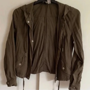 Jacka - En lätt och skön olivgrön jacka med luva från H&M i strl 32!💓