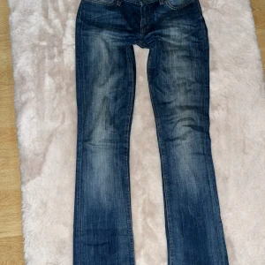 Lee jeans - Lågmidjade utsvängda jeans från Lee står ingen storlek men passar mig som har ca 36/S/W26.