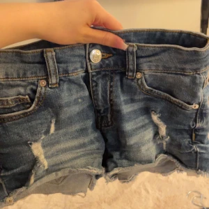 Jeans shorts  - Säljer dessa skit snygga jeans shortsen!! Midjemått 34cm rakt över💞💞