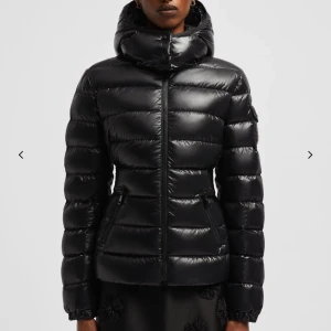 Moncler Baddy ÄKTA - Säljer min moncler jacka liknade Mayan fast denna modell heter Baddy o är mer figursydd, den är i stl 1/S. Kvitto finns på den!  Köptes på NK i gbg 2022, därav va den billigare då ca 13k. Möts helst upp då de är en dyr vara. Kan skickas med instabox.