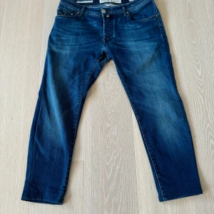 Jacob Cohen jeans - Säljer dem här stilrena Jacob Cohen byxorna i storlek 32 hör av er för frågor eller funderingar  Modellen e type 622 slim fit
