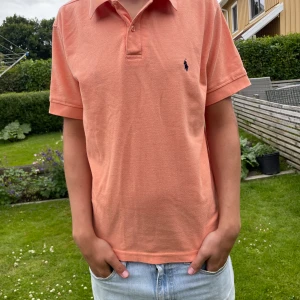 Ralph lauren pike  - Säljer denna Ralph Lauren piken då jag inte använder den! Den är i storlek M men passar en stor S också.  Toppen skick! Hör av dig vid minsta lilla fundering 😃