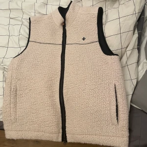 Morris Teddy väst - Tja! Säljer nu en sjuk fet väst från Morris i storlek L. Den har inte används och passar perfekt nu till våren. Skick= 10/10.