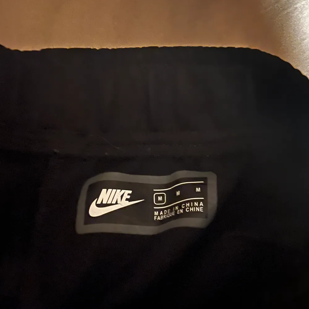 Nike tech fleece tracksuit, säljs pga av inte min stil längre. Varan är i bra skick men tyvärr hittar jag inte kvittot, varan är såklart äkta✅💯. Hoodies.