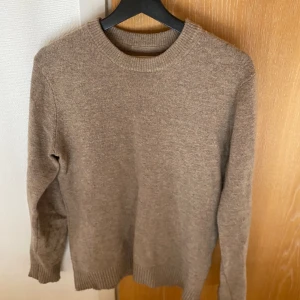 Brun ulltröja - Jag säljer en brun ulltröja från Jack & Jones. Grymt chill o skön, lite liten för mig tyvärr.