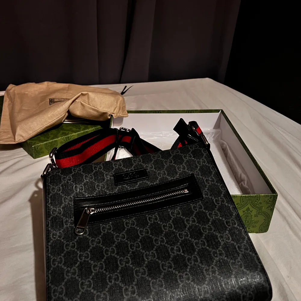Säljer min Gucci Messenger bag jag inte har använt i 2-3 år, Varan är inte äkta tyvärr men är i väldigt bra skick💯✅. Väskor.