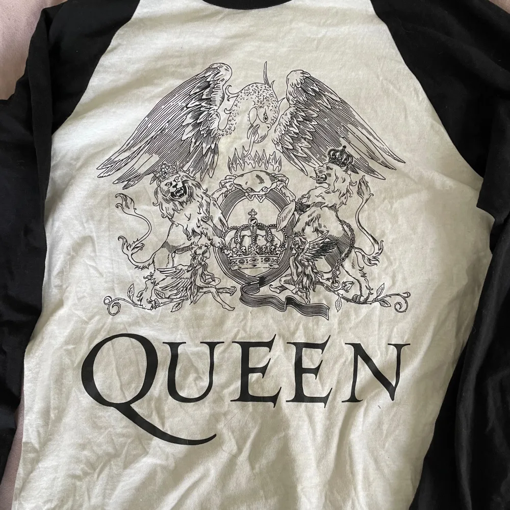 Jättefin Queen tröja, inte andvänd så mycket, bra skick 💞. T-shirts.