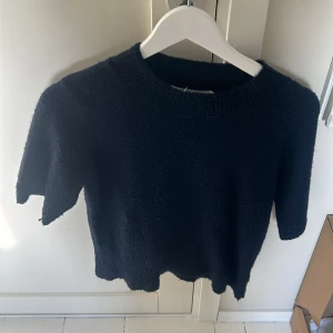 Stickad t-shirt  - Jätte fin marinblå stickad t-Shirt från MISSAY i storlek s