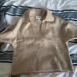 Beige stickad tröja från monki - Jättefin stickad tröja från monki i storlek xxs men passar xxs-s