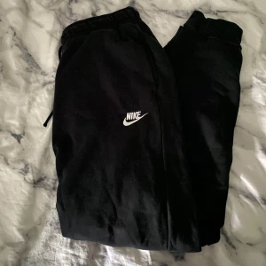 Nike sweatpants - Mjukisbyxor från Nike i storlek M, välanvända men i fint skick. Säljer för 100kr! 💞