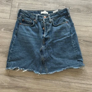 Kjol - Passar till vilken midja du vill allt från låg midjat till hög midjat.  Knappt använda