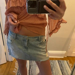 Lågmidjad jeans kjol  - Säljer en jätte fin ljusblå lågmidjad jeans kjol från Vila  Bra skick  I L men passar mig som är S 