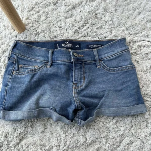 Hollister shorts  - Säljer nu dessa jättefina low-waisted hollister shorts. De är i väldigt bra skick och är perfekt nu till sommaren. Hör av er vid frågor!💗
