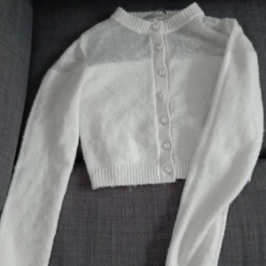 Tröja med knappar - Jätte fin tröja, använt ett par gånger så skulle säga att den är i gott skick. Kom privat för frågor eller bilder på!