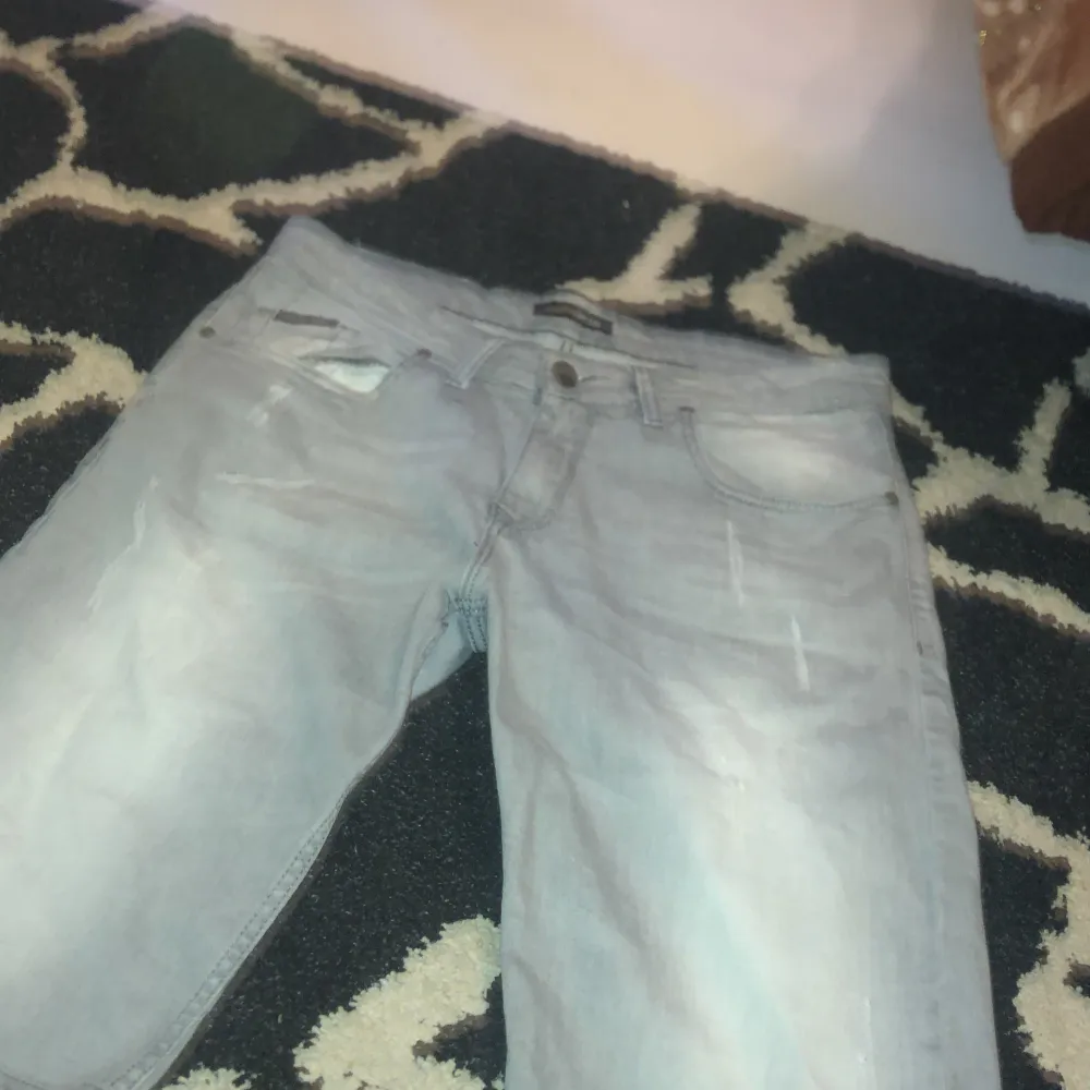 Säljer Philipp Plein shorts/jeans inför sommaren. Den är i bra skick. Kostar ca 3000kr när man vill köpa en ny. Kan diskutera priset vid snabb affär.. Shorts.
