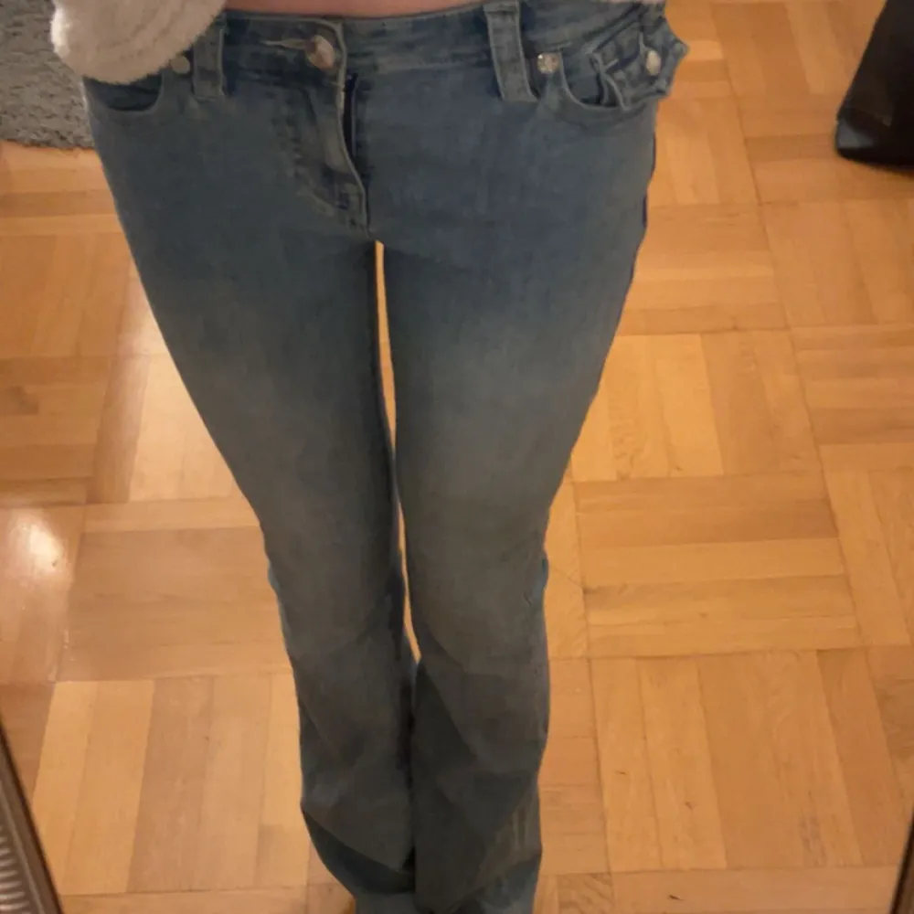 Säljer nu mina snygga true religion jeans som är köpta här på på plick med prislapp, de är i nyskick!💕. Jeans & Byxor.