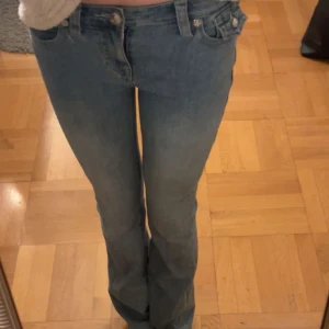 True religion jeans - Säljer nu mina snygga true religion jeans som är köpta här på på plick med prislapp, de är i nyskick!💕