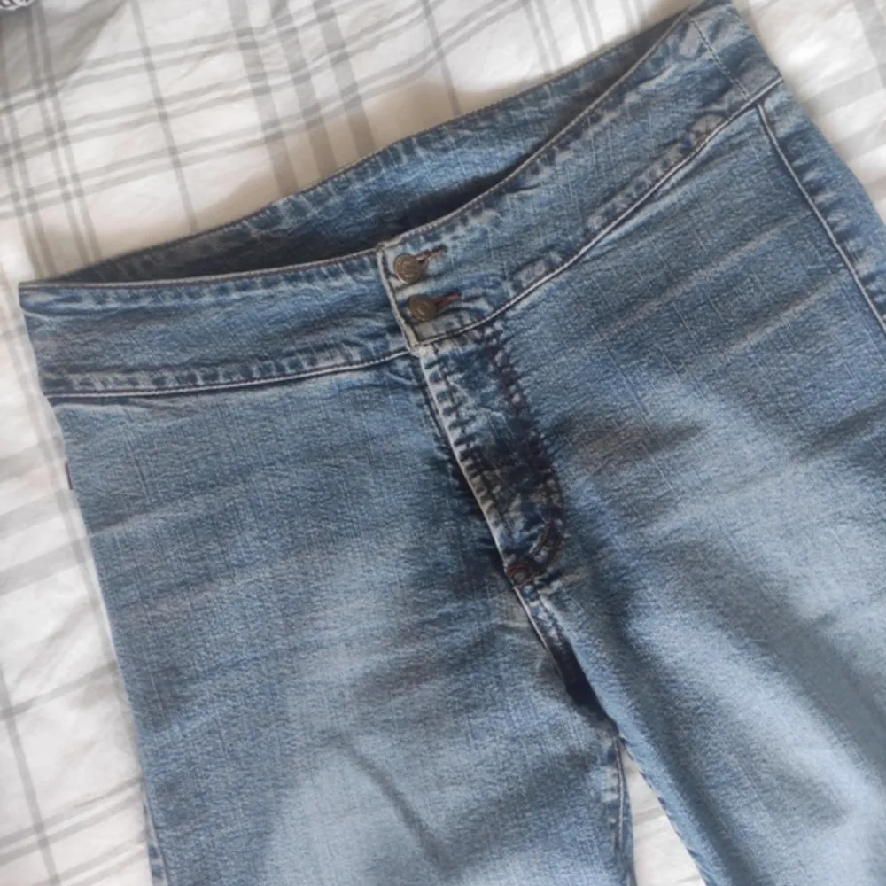 Lågmidjade bootcut jeans som är stretchiga.. Jeans & Byxor.