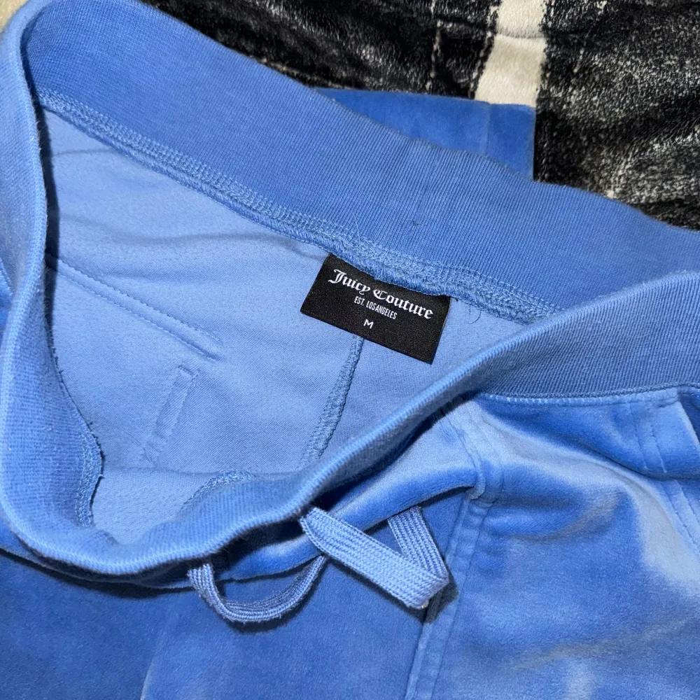 Juicy Couture byxor storlek M, blåa färgen regatta. . Jeans & Byxor.