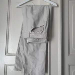 Läderbyxor - Ljus gråa byxor i läderimitation, knappt använda. 