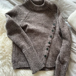 Stickad tröja - Fin stickad tröja från zara med knappar i storlek M!!!❤️‍🔥❤️‍🔥