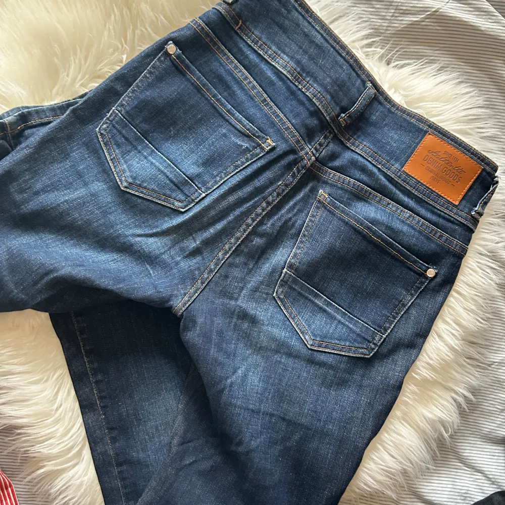 Mörkblåa midrise jeans som passar mig som är en storlek 36!!!!❤️‍🔥❤️‍🔥. Jeans & Byxor.