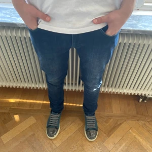 Nudie Jeans - Hej! Säljer nu ett par riktigt feta Nudie jeans i 10/10 skick. Moddelen på jeansen är Lean Dean och storlek är W31 L32. Killen på bilden är 180cm och väger upp mot 70 kg. Skriv vid frågor och funderingar. 