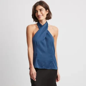 Halterneck topp  - Säljer nu denna superfina topp då den är för stor för mig. Verkligen superfin nu till sommaren, även ett jätteskönt material!