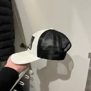 Helt oanvänd keps från hatstore  Ny pris 350kr | mitt pris 200kr Storlek justerbar pris går att diskuteras, skriv vid funderingar!