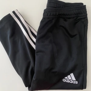 Träningsbyxor  - säljer dessa träningsbyxor. Aldrig använda. Storleken är barnstorlek (13-14y), så skulle säga xs. 