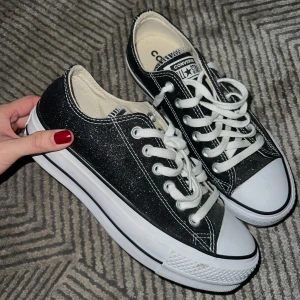 Glittriga Converse Chuck Taylor All star - Unika glitter Converse Chuck Taylor sneakers med platåsula. Endast testade