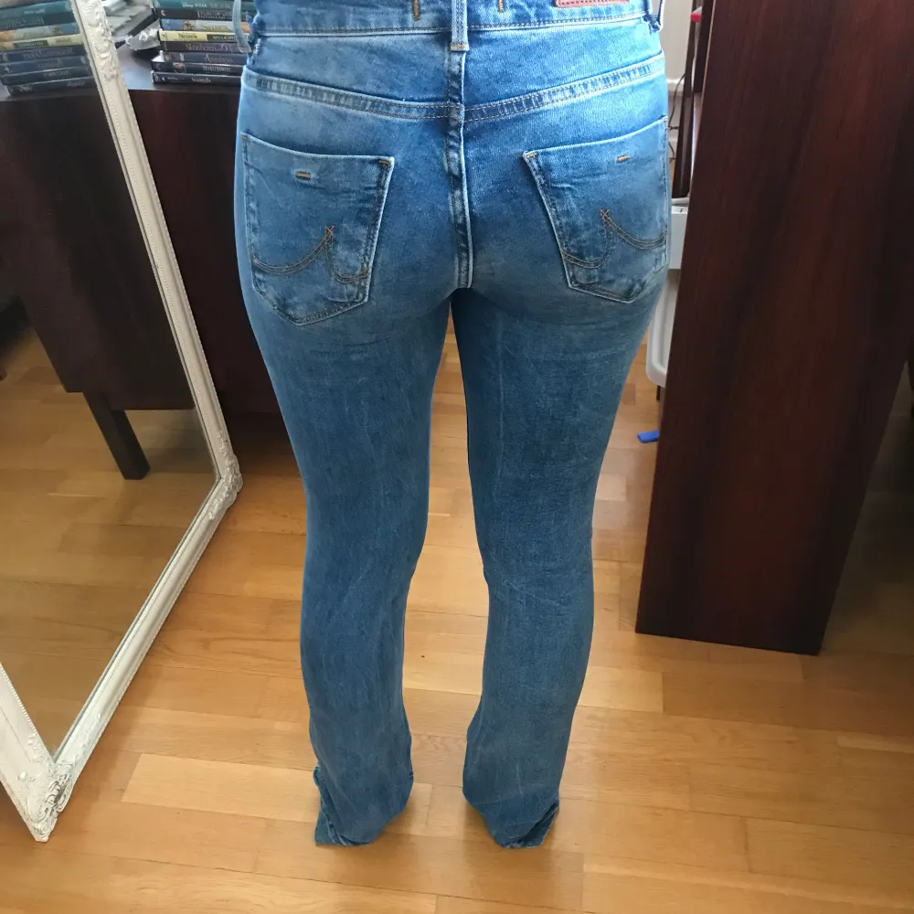 LTB stretch jeans ’Fallon’ strl 24/32 från AboutYou säljes för 350 kr.  Dock har 2 bälteshällor dragits upp och lämnat hål. I övrigt är byxorna i mycket gott skick då de var små redan från början knappt använda/ej tvättade.. Jeans & Byxor.