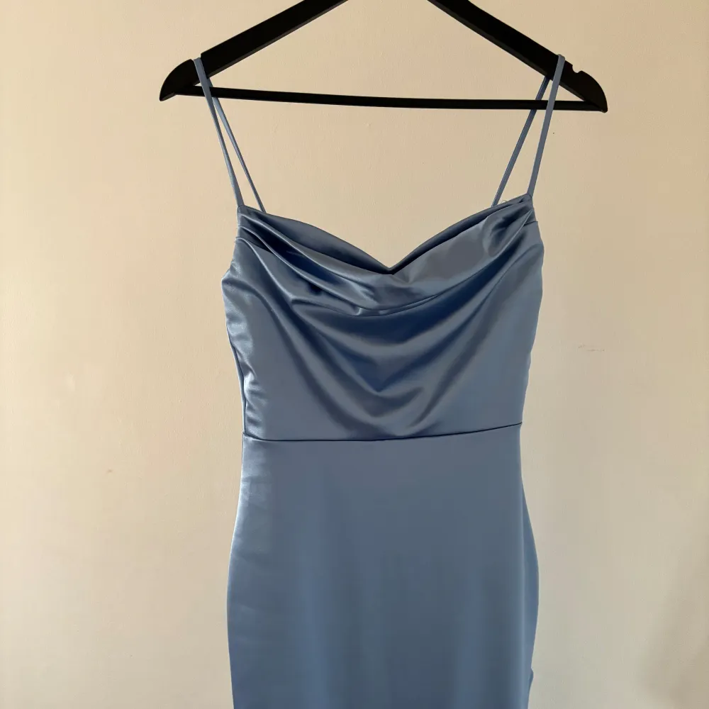 Jag köpte två likadana klänningar med olika färger. Jag säljer den ljusblåa versionen.  Klänningen är den bästsäljande i hela butiken och dessutom  helt slutsåld. Köptes i en butik i usa och finns inte i Sverige. Första bilden hur den sitter på💖. Klänningar.