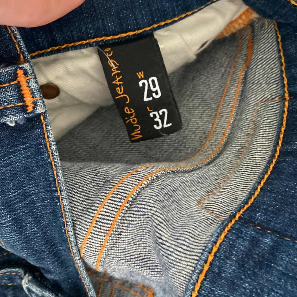 Säljer dom här nudie jeansen jag köpte på Plick då dom var för små för mig. Jeansen är mörkblå och är i storleken W29 L32.. Jeans & Byxor.