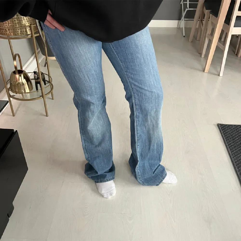 Säljer dessa skit snygga lågmidjade jeans då de tyvärr inte passade , skriv privat för mått och mer bilder 💞. Jeans & Byxor.