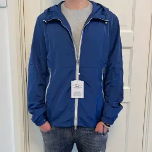 Sjukt snygg windbreaker från Woolrich. Splitterny med alla tags kvar. Storlek L men passar även M. Nypris 3600kr.  Hör gärna av dig vid frågor eller funderingar// Classy Closet 