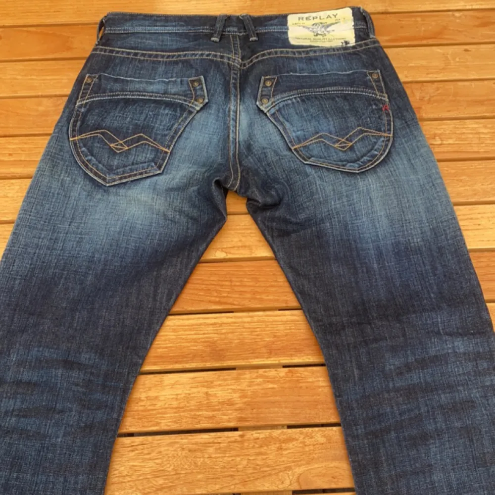 Feta replay jeans som är sjukt trendiga för tillfället. Säljer eftersom jag har växt ur de. Skriv om du har frågor🤩. Jeans & Byxor.