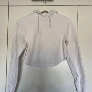 Huvtröja Aim’n - Huvtröja från Aim’n i storlek S men passar även som XS. Croppad i modellen 